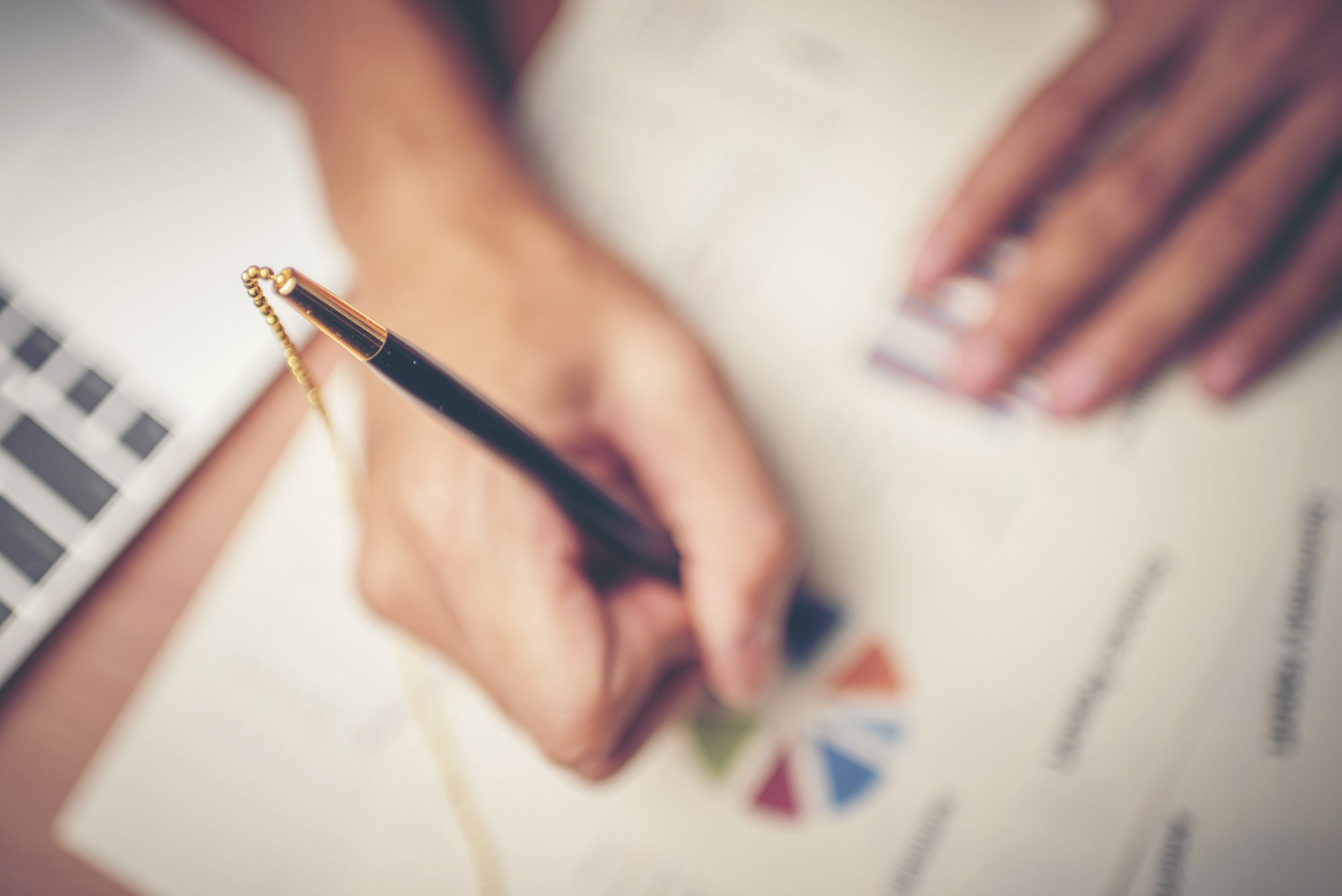Detail: Notizen und Stift auf Papier